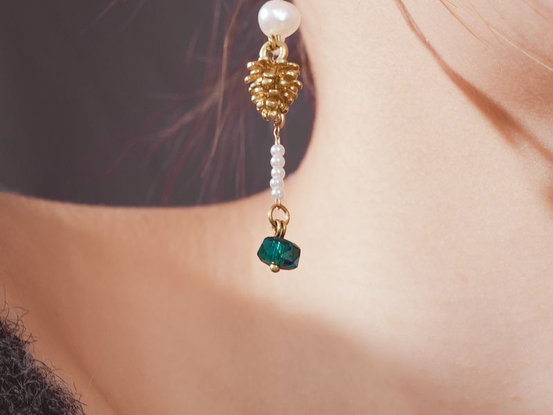 Lapis | Verdant Pine * 綠色 松果 耳環 耳骨夾 交換禮物 天然珍珠 水晶耳環 珍珠耳環 耳夾耳環 聖誕禮物 聖誕耳環 蜜蜂耳環 閨蜜禮物