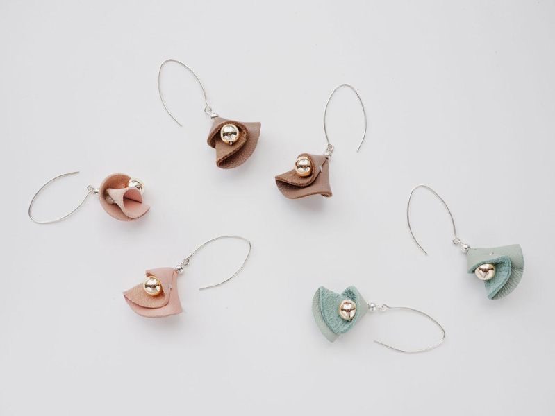 AFTERGLOW | 雲 * 純銀 皮革 天然 幾何 抗敏 垂墜 耳環 ESG natural系列 recycled material 公平貿易 環保 環境友善 羊皮 耳環 花耳環