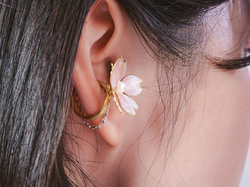 VERNL | 春息 - 初櫻 * 黃銅 珍珠 櫻花 彩色 樹脂 戒指 耳骨夾 交換禮物 情人節禮物 戒指 珍珠 珍珠耳骨 夾生日禮物 耳窩夾 花朵 花耳環