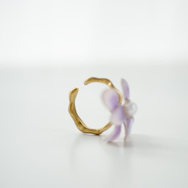 VERNL | 春息 - 藍紫 * 黃銅 珍珠 花朵 彩色 樹脂 戒指 耳骨夾 交換禮物 情人節禮物 戒指珍珠 珍珠 耳骨夾 生日禮物 耳窩夾 花耳環