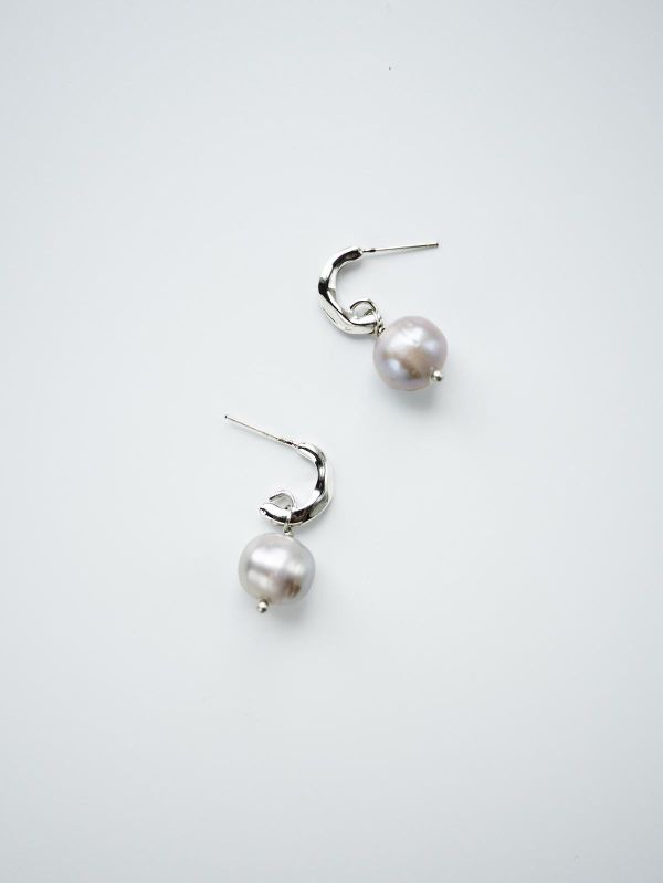 LUNARIA - 月澄 * 銀色 黃銅 純銀針 天然珍珠 抗敏 耳環 女生禮物 情人節禮物 母親節禮物 淡水珍珠 珍珠 珍珠耳環 生日禮物 耳環