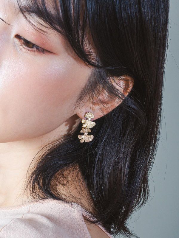 LUNARIA - 月瓣 * 黃銅 不銹鋼針 樹脂 抗敏 後扣 耳環 女生禮物 康乃馨 情人節禮物 母親節 母親節禮物 生日禮物 耳環 花耳環
