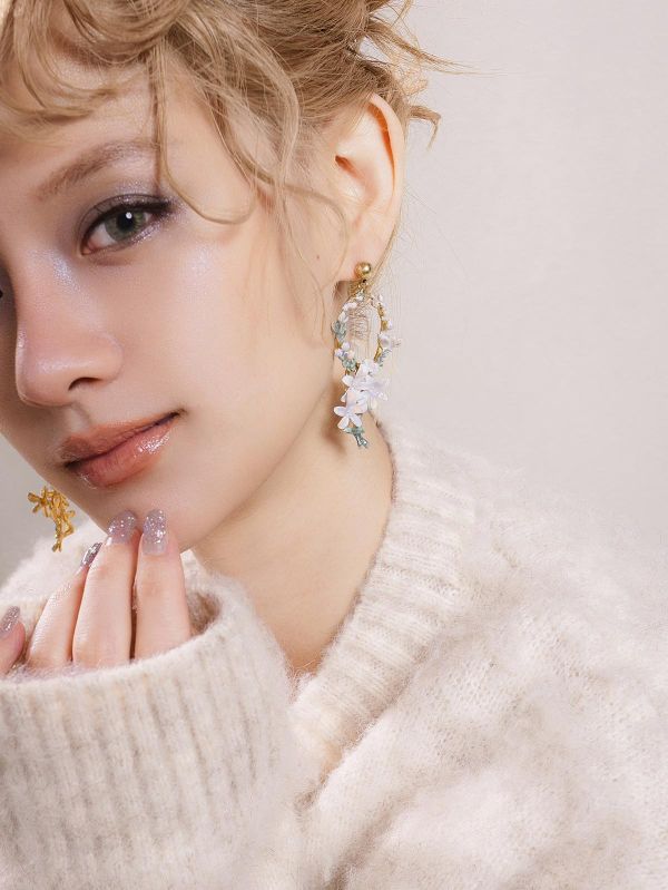 暮光系 - 覆雪 * 冷琺瑯 樹脂 白色 花朵 黃銅 耳環 交換禮物 婚禮小物 情人節禮物 生日禮物 畢業禮物 花 耳環 花耳環 黃銅耳環