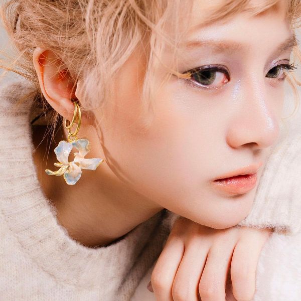 暮光系 - 覆雪盛開 * 冷琺瑯  樹脂 白色 花朵 黃銅 耳骨夾 交換禮物 婚禮小物 情人節禮物 生日禮物 畢業禮物花 耳環花耳環 黃銅耳環