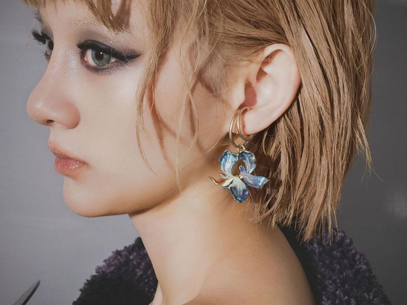 暮光系 - 星藍盛開 * 冷琺瑯 樹脂 藍紫色 花朵 黃銅 耳骨夾 交換禮物 婚禮小物 情人節禮物 生日禮物 畢業禮物 花 耳環 花耳環 黃銅耳環