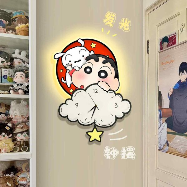 【海外代購】阿喵畫社 雲朵泡芙蠟筆小新 鐘錶帶鐘擺異形發光靜音時鐘 