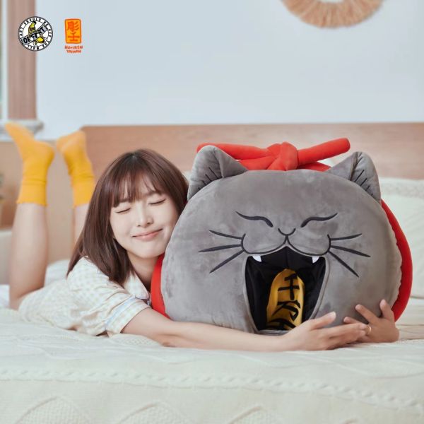 【海外代購】OFFART 百貓異境 咬錢貓毛絨抱枕 