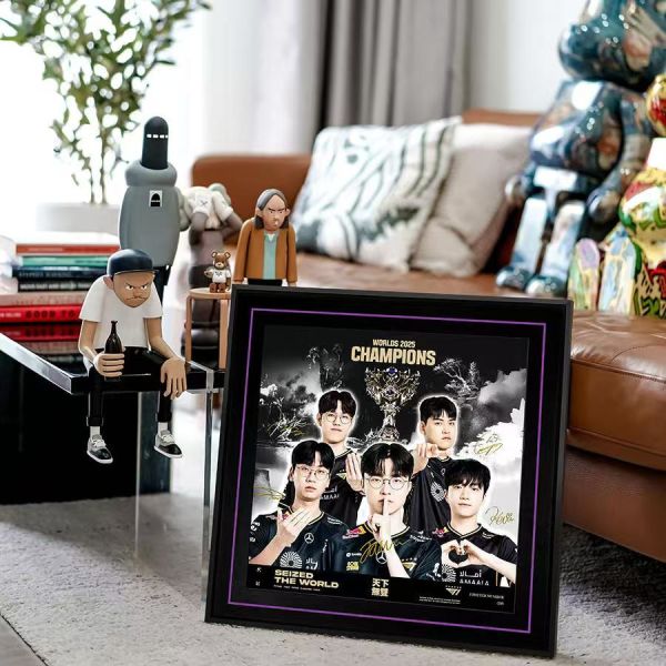 【海外代購】千鳥社 《T1戰隊—第六冠》2025英雄聯盟全球總決賽skt冠軍T1戰隊LCK史無前例faker大魔王三連冠成員簽名畫 