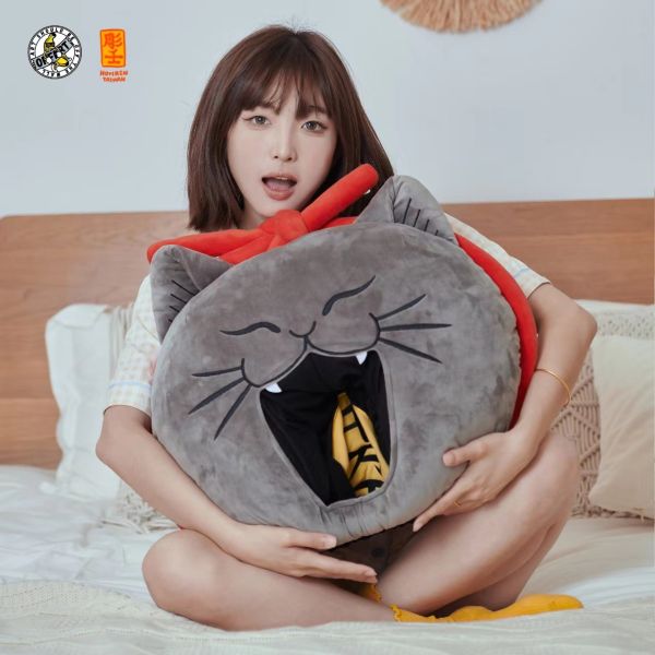 【海外代購】OFFART 百貓異境 咬錢貓毛絨抱枕 
