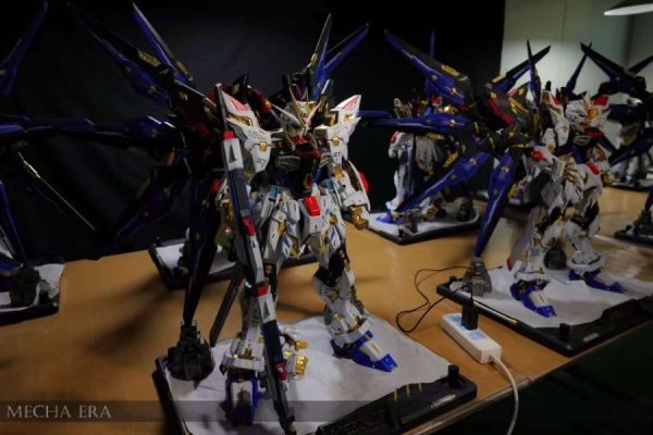 【海外代購】MECHA ERA 2025年度典藏巨獻 藍色戰爭機甲雙形態（1/48比例）超限定版燈光立體場景雕像 