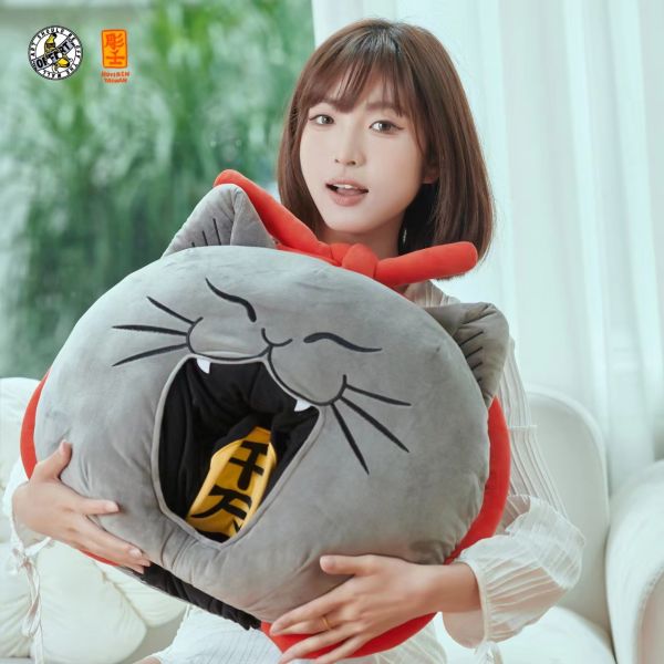 【海外代購】OFFART 百貓異境 咬錢貓毛絨抱枕 