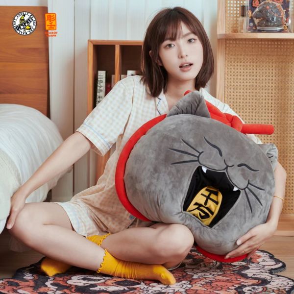 【海外代購】OFFART 百貓異境 咬錢貓毛絨抱枕 