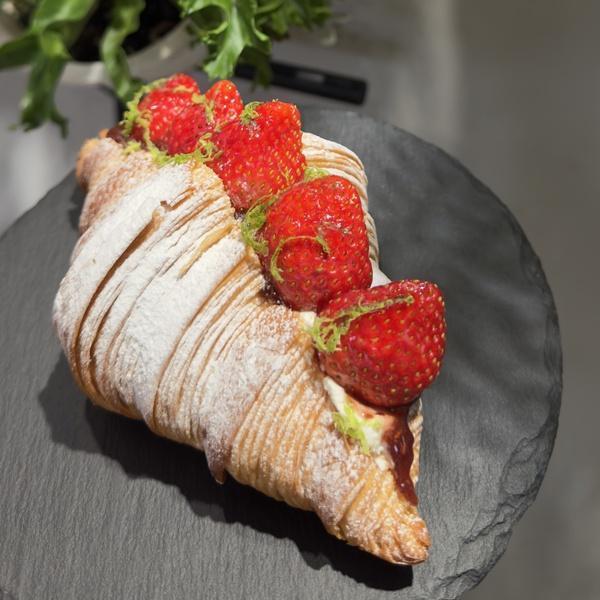 干邑草莓可頌-草莓季限定 