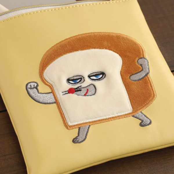 Kadokawa 麵包小偷毛絨刺繡皮革收納包 