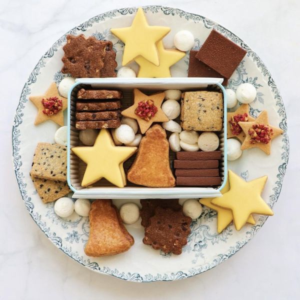 **預購**THE CAMPANELLA  TOKYO 綜合手工餅乾浮雕鐵盒 