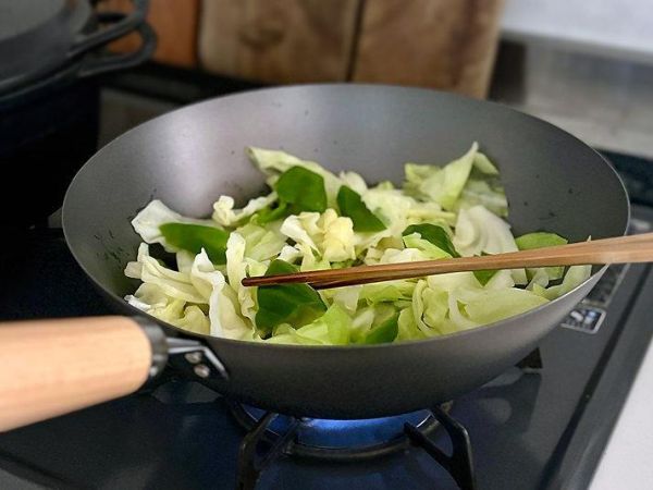 63 窒化鐵天然木把平底鍋/炒鍋 