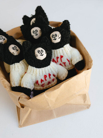 坂巻弓華 快樂貓針織毛衣毛絨玩偶吊飾 