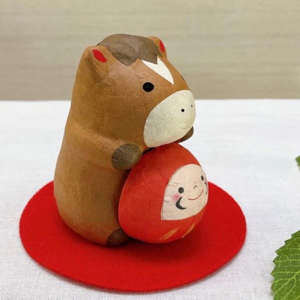 龍虎作 招福干支馬抱達摩和紙擺設 