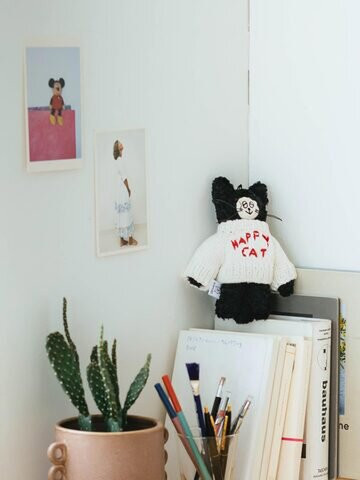 坂巻弓華 快樂貓針織毛衣毛絨玩偶吊飾 