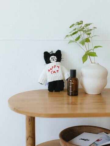 坂巻弓華 快樂貓針織毛衣毛絨玩偶吊飾 