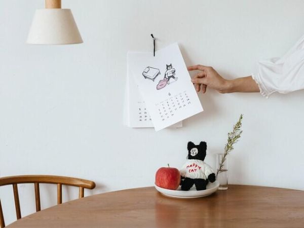 手繪快樂貓咪2026掛式月曆附貼紙 