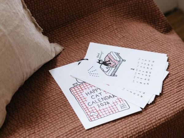 手繪快樂貓咪2026掛式月曆附貼紙 
