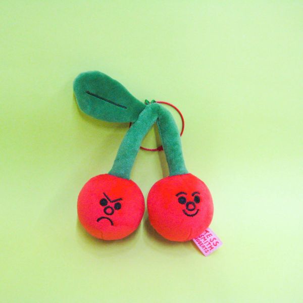 Tess Smith Roberts 櫻桃表情毛絨玩偶吊飾 