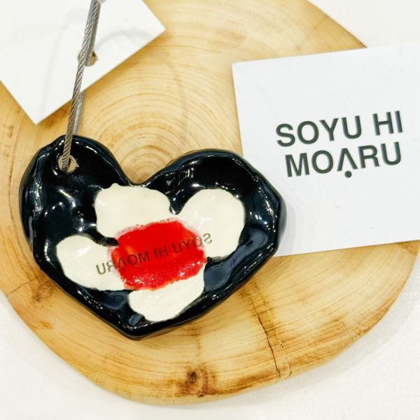 The Bee's Knees soyu hi moaru 愛心花朵陶瓷吊飾 