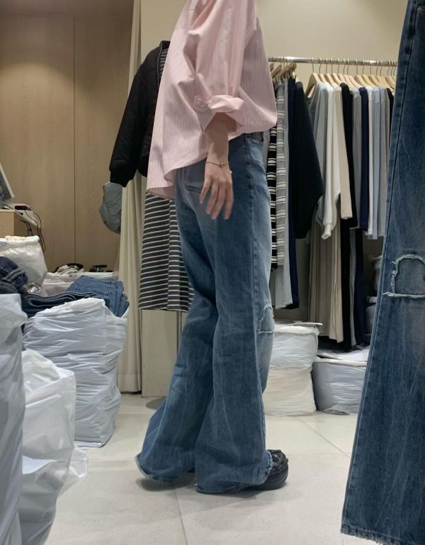 一年四季都能反覆搭配-水洗刷色微破直筒丹寧 