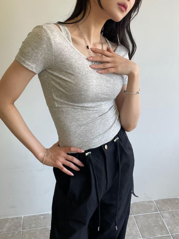 簡約的疊搭上衣 