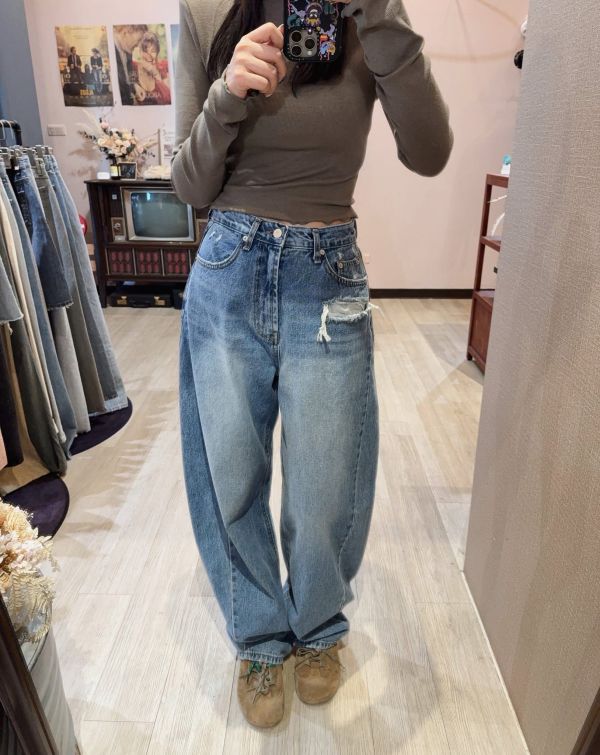 經典微寬鬆刷破丹寧褲 