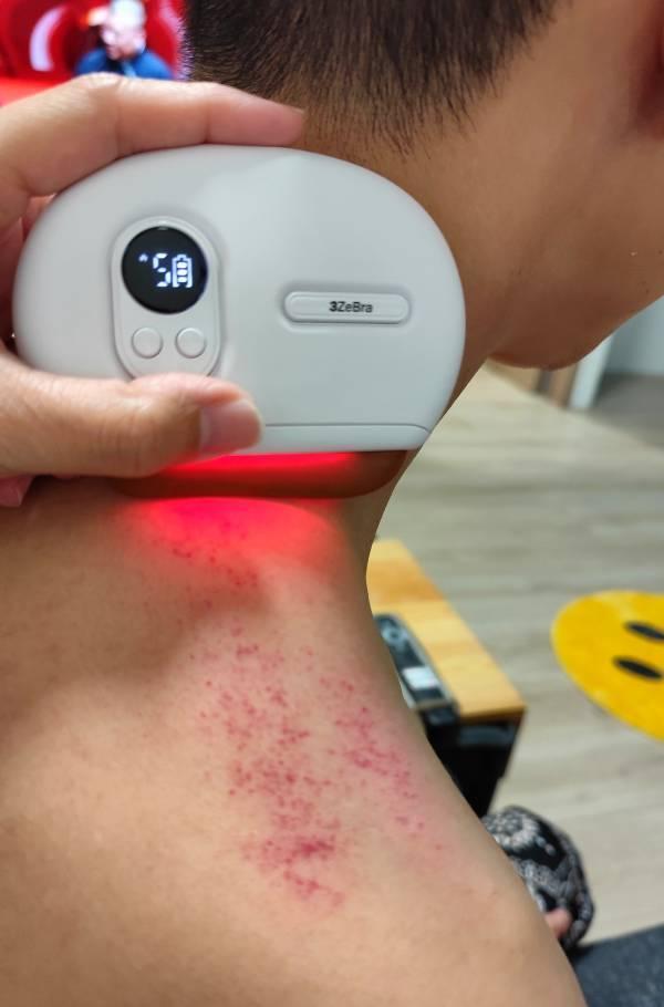使用 deepinn 砭石溫感按摩儀刮痧