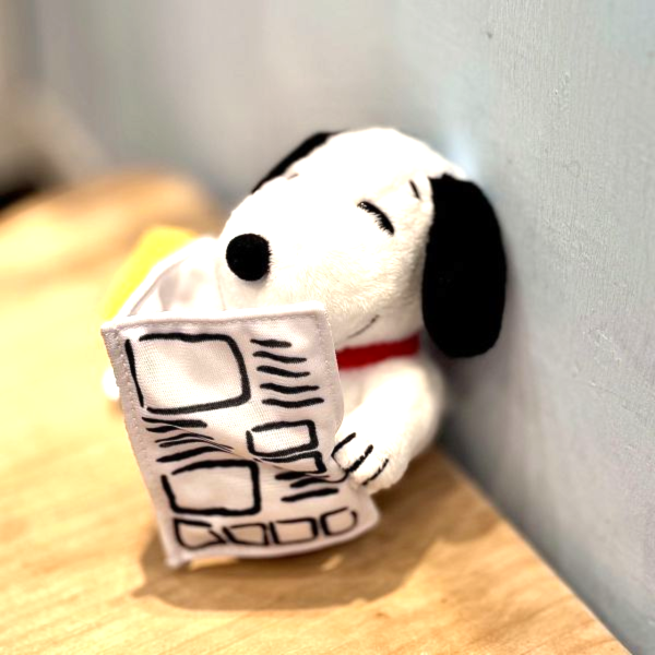 PEANUTS 75週年 史努比讀報紙吊飾 