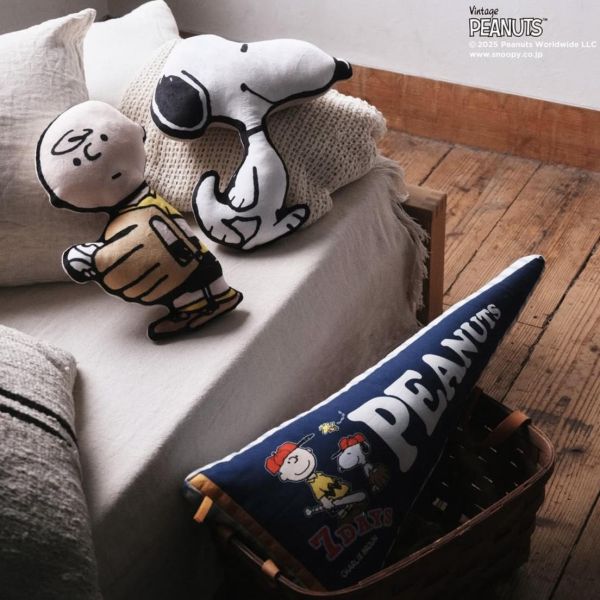 PEANUTS × Afternoon Tea  復古學院風三角造型抱枕 