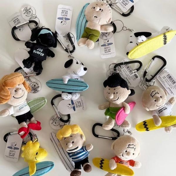 SNOOPY'S SURF SHOP x PEANUTS 衝浪玩偶登山扣 