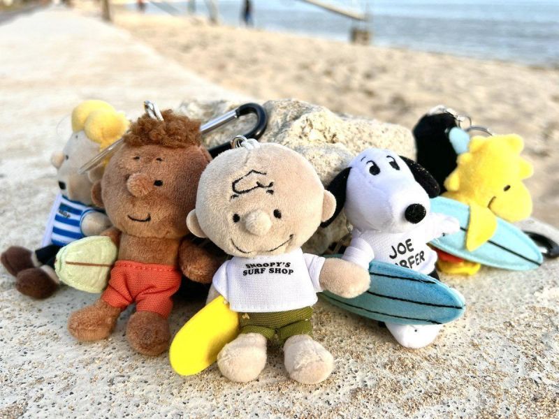 SNOOPY'S SURF SHOP x PEANUTS 衝浪玩偶登山扣 