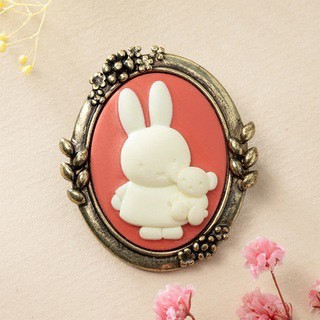 Flower Miffy 浮雕胸針 