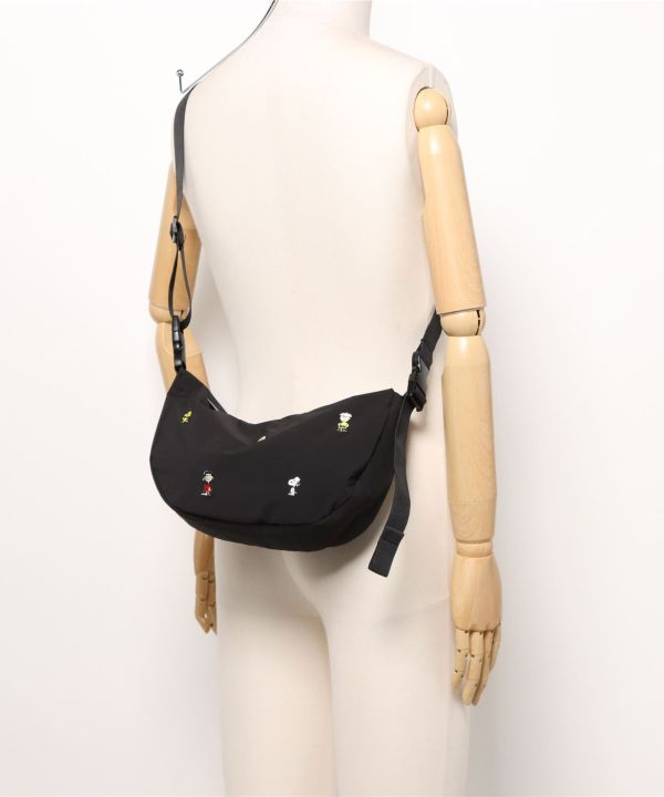 PEANUTS SOLEIL 輕量休閒斜背半月包 