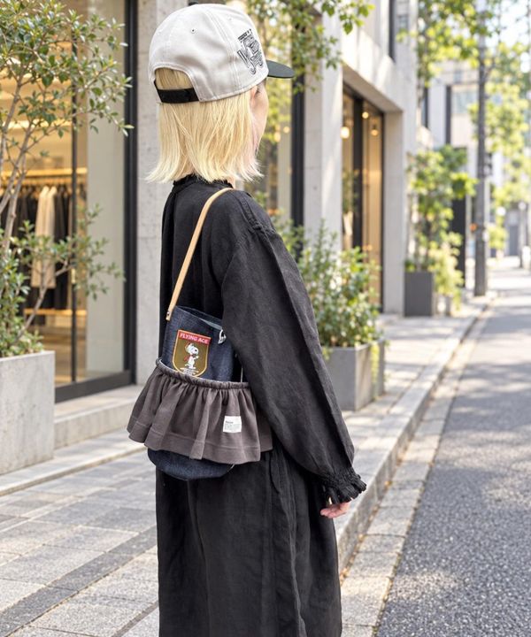 OLDBETTY’S × SNOOPY｜荷葉邊牛仔水桶包 