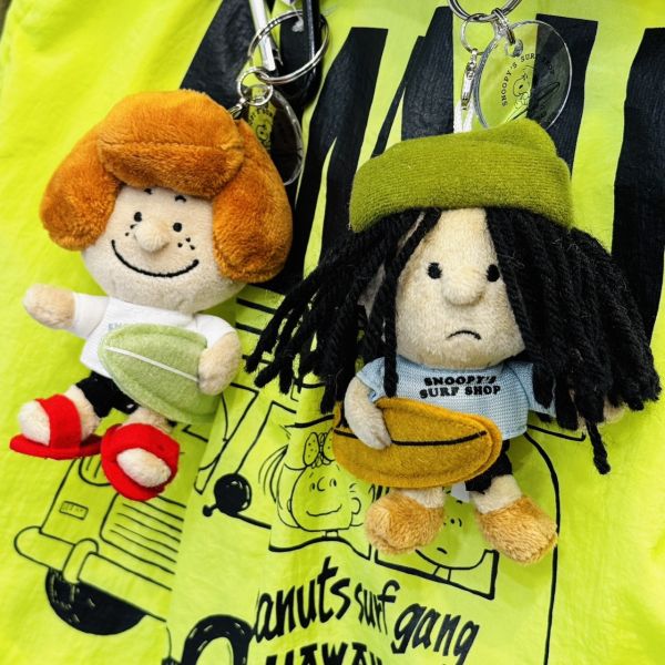SNOOPY'S SURF SHOP x PEANUTS 衝浪玩偶登山扣 