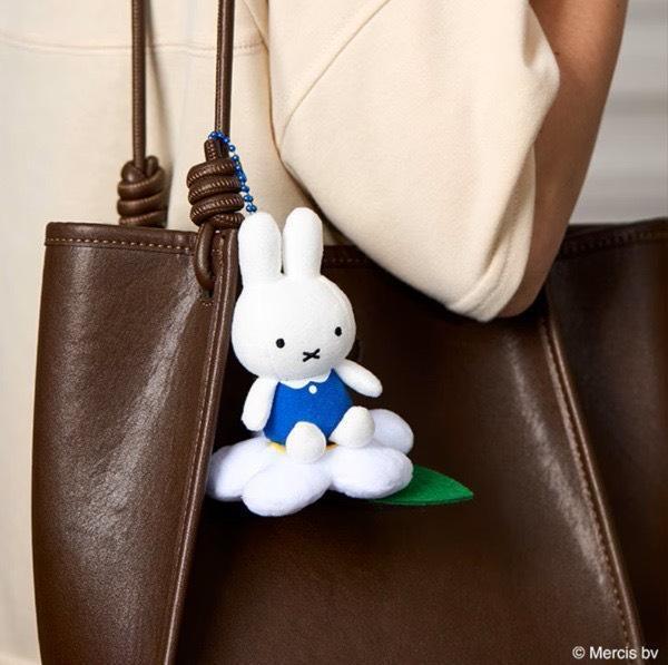Miffy 小花坐姿花朵絨毛吊飾 