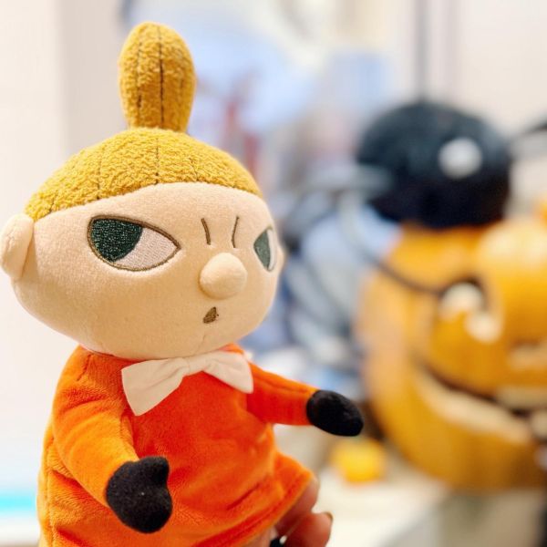 MOOMIN SHOP 限定｜小不點姊妹兄弟系列・橘色洋裝玩偶 