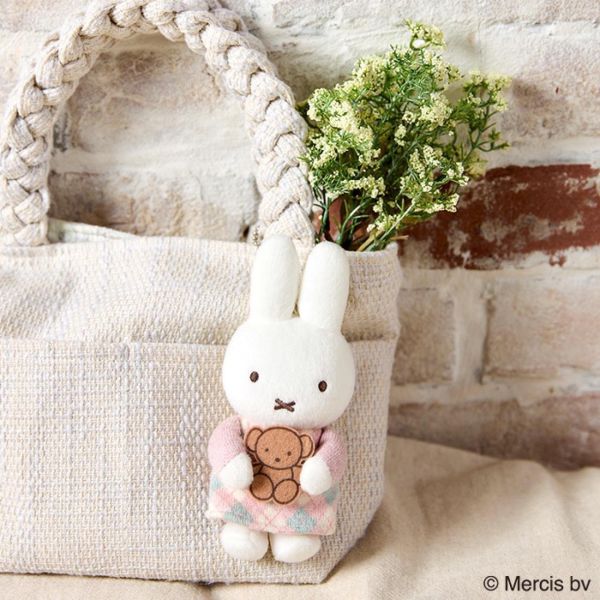 MIFFY CHECK｜菱格紋抱熊絨毛吊飾 