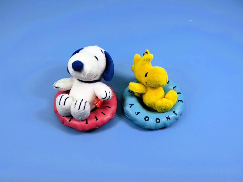 Peanuts 藍史努比坐粉甜甜圈玩偶吊飾 