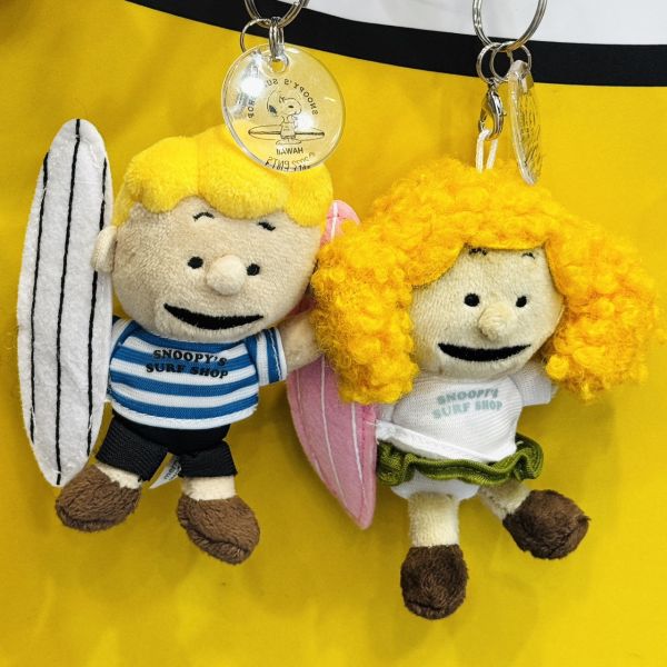 SNOOPY'S SURF SHOP x PEANUTS 衝浪玩偶登山扣 