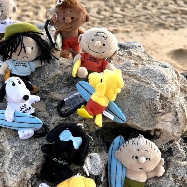 SNOOPY'S SURF SHOP x PEANUTS 衝浪玩偶登山扣 
