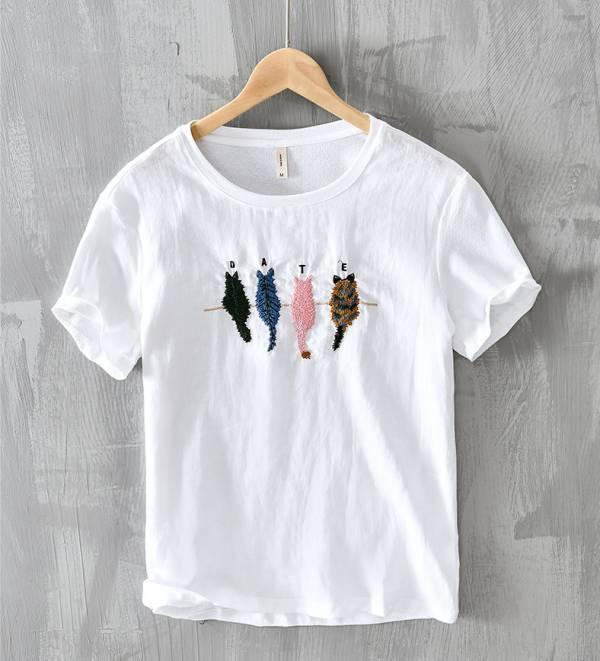 慵懶貓刺繡T恤 透氣棉麻服飾,親膚涼爽,輕量通風,適合夏日穿著,復古衣著,休閒服飾,清涼透氣,日系風格,簡約服飾,文青風,男裝