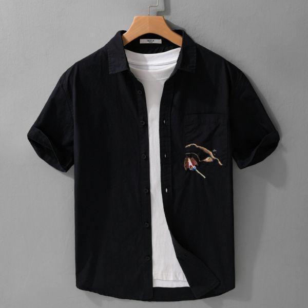 靜羽刺繡短袖襯衫 通勤襯衫,上班襯衫,約會穿搭襯衫,休閒襯衫,簡約襯衫,質感穿搭,文青風,極簡百搭,通勤,日常都好穿,極簡穿搭首選,男裝,親膚涼爽,輕量通風,適合夏日穿著,襯衫,長袖襯衫,短袖襯衫,質感,簡約,外套,襯衫式外套,長袖上衣,襯衫,格紋襯衫,牛仔襯衫,寬鬆襯衫,格紋襯衫,條紋襯衫