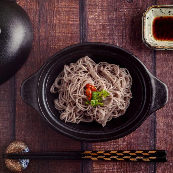 【8/1-9/1福饗中元】黑纖米麵線300g+麻油薑醬包｜300g｜1包 黑纖米麵線,麻油薑醬包,麵線,中元優惠,普渡供品,祭祖,拜拜,黑纖米,台灣麵線,源天然