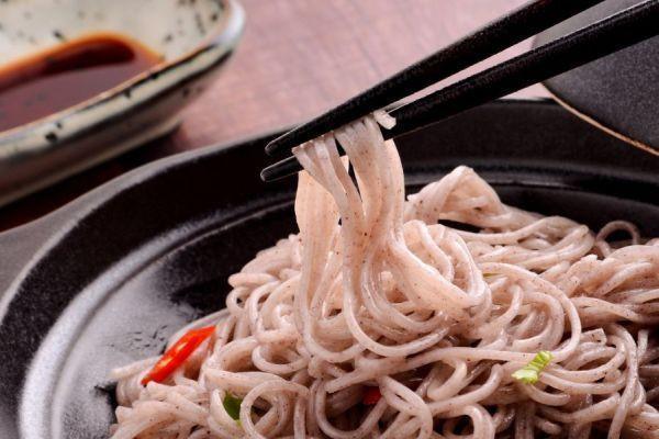 【8/1-9/1福饗中元】黑纖米麵線300g+麻油薑醬包｜300g｜1包 黑纖米麵線,麻油薑醬包,麵線,中元優惠,普渡供品,祭祖,拜拜,黑纖米,台灣麵線,源天然
